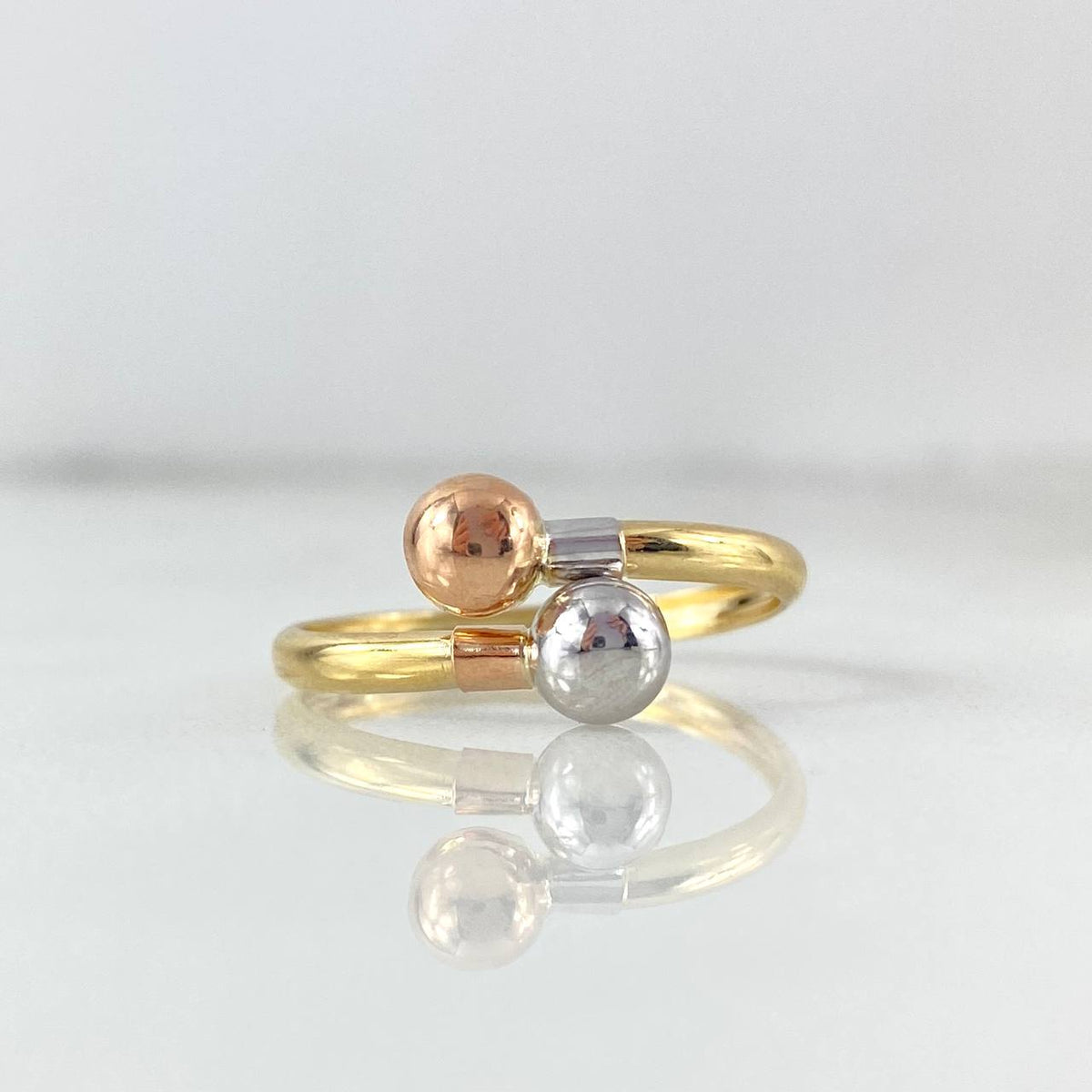 You and Me Ring 1.2gr / Size 8 3/4 / Three 18K Golds